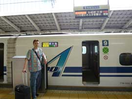 東京駅の新幹線ホームで記念撮影