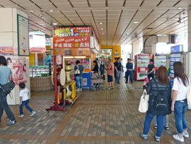 多くのお客さんで行列が発生中の大宮駅西口DOMチャンスセンター