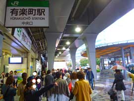 大雨の中での有楽町駅中央口駅前