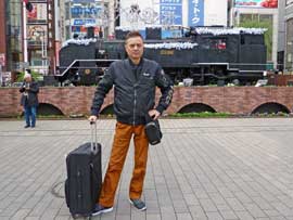 新橋駅前SL広場の蒸気機関車をバックに記念撮影