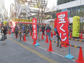 大阪駅前第４ビル特設売場の入口の大安吉日のノボリ