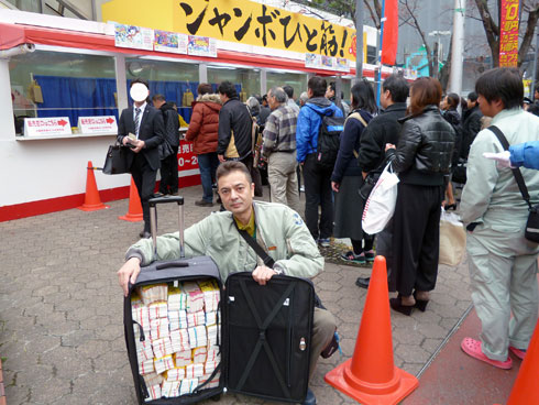 大阪駅前第4ビル特設売場でジャンボ宝くじ購入代行サービス風景